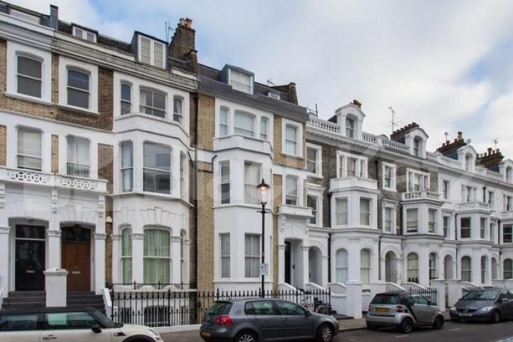 			INCLUSIVE OF GAS RATES, Studio Apartment, 1 bath, 1 reception Flat			 Coleherne Road, Chelsea/Earls Court